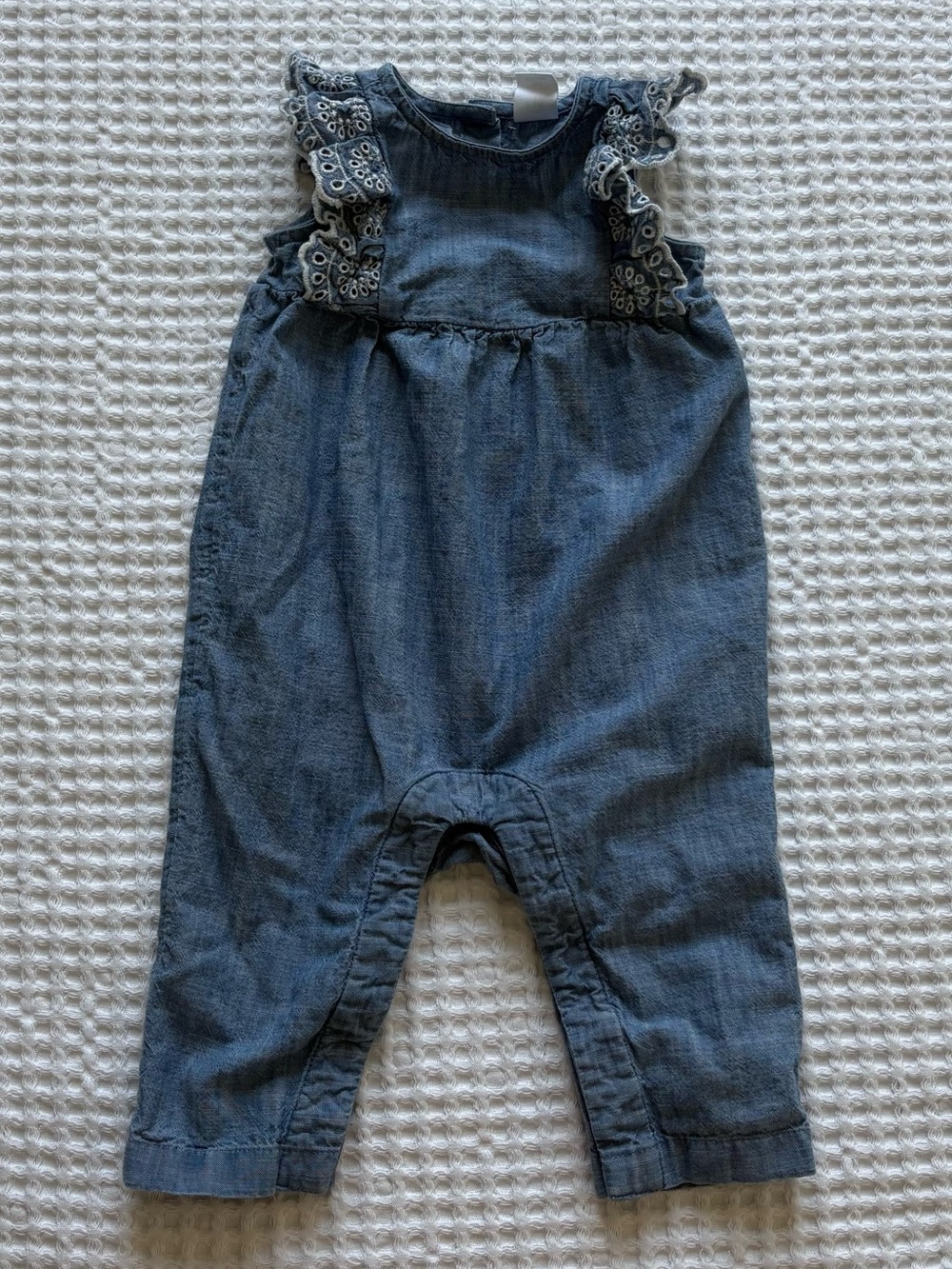 Baby Gap Girlβs Chambray Eyelet Ruffle Romper Blue Spring 2025 3-6 Months